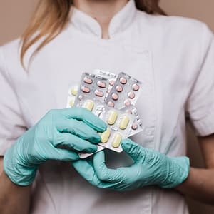 Laboratnka trzyma blistry z tabletkami