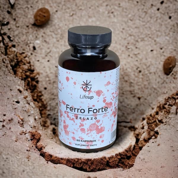 Opakowanie Lifeup Ferro Forte na tle brązowej rozsypanej ziemi